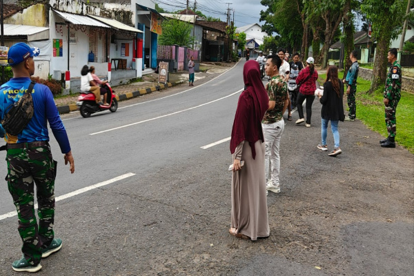Jember, Obor Rakyat – Dalam semangat berbagi di bulan suci Ramadhan 1447 Hijriah, Tim Relawan TEMPE ABY bersinergi dengan Provost Brigif 9/DY/2 Kostrad menggelar aksi sosial berupa pembagian tempe gratis kepada masyarakat.