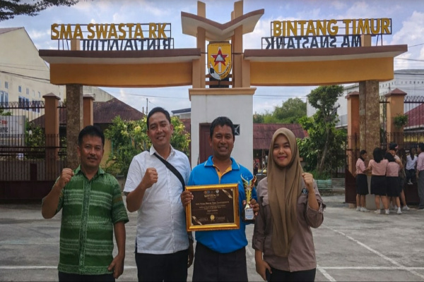 Pematangsiantar, Obor Rakyat — Kongres Pemberantasan Korupsi Manipulatif Rakyat Indonesia (KPKM RI) melakukan kunjungan resmi ke SMA Swasta Bintang Timur Pematangsiantar, sebagai tindak lanjut atas penghargaan Satuan Pendidikan Berbasis Integritas & Tata Kelola Bersih yang diraih sekolah tersebut dalam ajang KPKM RI Award 2026 tingkat Cabang Dinas Pendidikan (Cabdisdik) Wilayah VI, Jumat (27/2/2026).