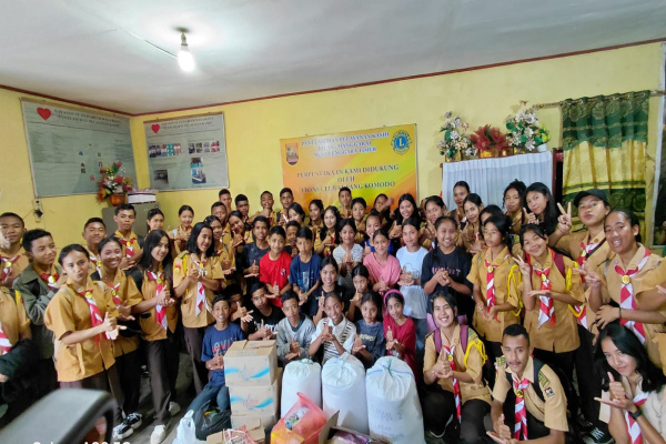 Manggarai, Obor Rakyat – Memperingati Hari Ulang Tahun (HUT) ke-169 Bapak Pandu Dunia, Robert Baden-Powell, Pramuka SMA Negeri 2 Langke Rembong menggelar kegiatan pengabdian masyarakat di Yayasan St. Elisabeth Wela Rana Panti Asuhan Pelayanan Kasih Bilas, Kabupaten Manggarai, Nusa Tenggara Timur (NTT) Kamis (26/2/2026).