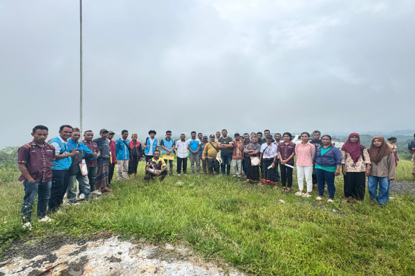 Ngada, Obor Rakyat – Harapan panjang masyarakat di Kampung Benteng, Desa Lanamai II, Kecamatan Riung Barat, Kabupaten Ngada, Nusa Tenggara Timur (NTT), akhirnya memasuki babak baru. Sosialisasi Pembangunan Jaringan Listrik Perdesaan resmi digelar di Kantor Desa Lanamai II, menandai dimulainya proses menghadirkan listrik bagi dua desa yang selama ini belum teraliri daya, Jumat (27/2/2026).