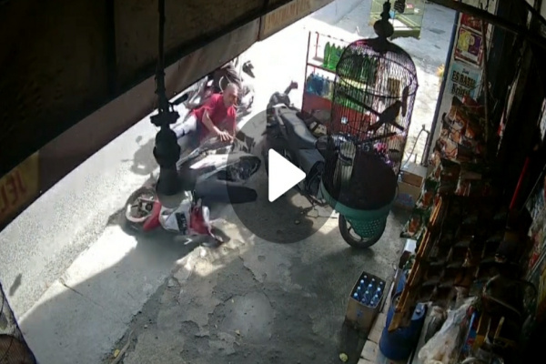 Gresik, Obor Rakyat – Insiden kecelakaan lalu lintas terjadi di Jalan Ngasinan, Kabupaten Gresik, tepatnya di depan ruko Benowo Trand Center, pada Sabtu pagi (29/2/2026), sekitar pukul 08.30 WIB. Seorang pengendara sepeda motor asal Kertosono diduga kurang berhati-hati dan lalai saat berkendara hingga menabrak dua warga yang tengah berada di tepi jalan.