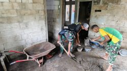 TMMD Ke-127 Kodim 0819/Pasuruan, Prajurit TNI Plester Rumah Warga demi Hunian Layak