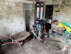 TMMD Ke-127 Kodim 0819/Pasuruan, Prajurit TNI Plester Rumah Warga demi Hunian Layak
