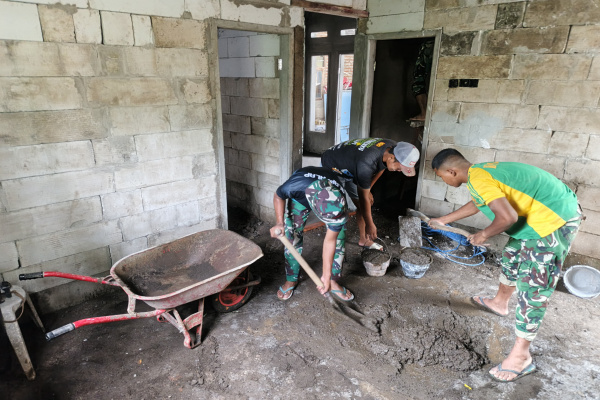 Pasuruan, Obor Rakyat – Prajurit Satuan Tugas (Satgas) TNI Manunggal Membangun Desa (TMMD) Ke-127 Kodim 0819/Pasuruan terus menunjukkan komitmennya membantu masyarakat melalui program pembangunan fisik rumah warga. Kegiatan ini menjadi bukti nyata kemanunggalan TNI dan rakyat yang selama ini digaungkan.