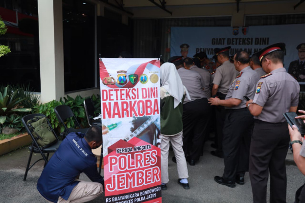 Jember, Obor Rakyat – Komitmen menjaga integritas dan profesionalisme ditunjukkan Polres Jember melalui langkah tegas berupa tes urine mendadak terhadap seluruh unsur pimpinan, Senin (2/3/2026).