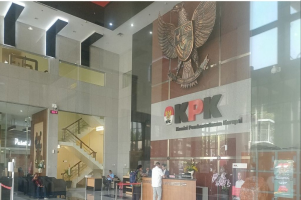 Jakarta, Obor Rakyat – Komisi Pemberantasan Korupsi (KPK) akan memeriksa sejumlah produsen rokok dalam rangka pengembangan penyidikan dugaan korupsi pengurusan cukai di lingkungan Direktorat Jenderal Bea dan Cukai, Kementerian Keuangan. Langkah ini dilakukan untuk menelusuri dugaan manipulasi pita cukai rokok yang berpotensi merugikan keuangan negara.