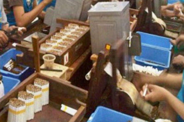  Jakarta, Obor Rakyat – Komisi Pemberantasan Korupsi (KPK) resmi menahan Kepala Seksi Intelijen Cukai Penindakan dan Penyidikan (P2) Direktorat Jenderal Bea Cukai, Budiman Bayu Prasojo, terkait dugaan kasus suap impor barang. Kasus ini diduga berkaitan dengan maraknya peredaran rokok ilegal di Indonesia yang merugikan keuangan negara.