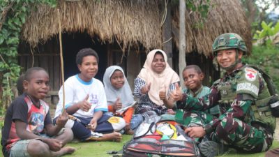 Ramadhan Berkah, Satgas Yonif 521/DY Anjangsana dan Berbagi Sembako di Distrik Walesi Jayawijaya