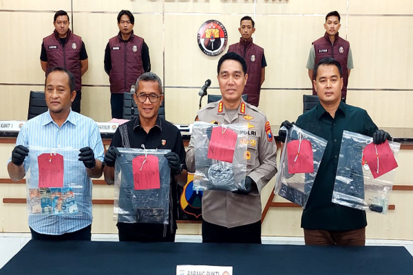 Surabaya, Obor Rakyat – Direktorat Reserse Kriminal Umum (Ditreskrimum) Polda Jawa Timur menangkap dua pemuda asal Waru, Sidoarjo, terkait dugaan peredaran bahan peledak yang dipasarkan melalui media sosial.