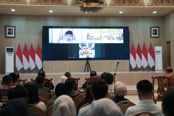 Jember, Obor Rakyat – Meski tengah berada di Tanah Suci Makkah, Bupati Jember Muhammad Fawait yang akrab disapa Gus Fawait tetap memimpin arah kebijakan daerah.