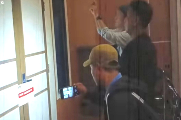 Pekalongan, Obor Rakyat – Komisi Pemberantasan Korupsi (KPK) menyegel empat ruangan di lingkungan Pemerintah Kabupaten (Pemkab) Pekalongan dalam operasi tangkap tangan (OTT) yang digelar pada Selasa (3/3/2026) dini hari.