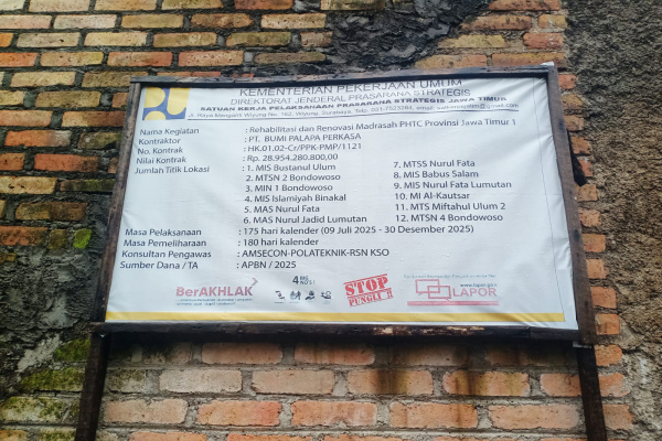 Bondowoso, Obor Rakyat – Belasan mandor atau koordinator pelaksana proyek rehabilitasi dan renovasi madrasah di Bondowoso, Jawa Timur, mengeluhkan belum dibayarkannya sisa pembayaran pekerjaan oleh pihak pelaksana proyek, PT Bumi Palapa Perkasa. Nilai tunggakan yang belum diterima disebut mencapai ratusan juta rupiah per mandor.