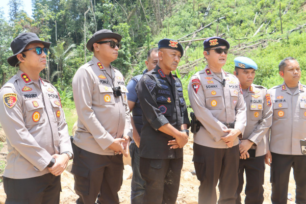 Medan, Obor Rakyat – Kepolisian Daerah Sumatera Utara (Polda Sumut) membongkar aktivitas tambang emas ilegal yang beroperasi di perbatasan Kabupaten Tapanuli Selatan dan Kabupaten Mandailing Natal, Senin (2/3/2026).