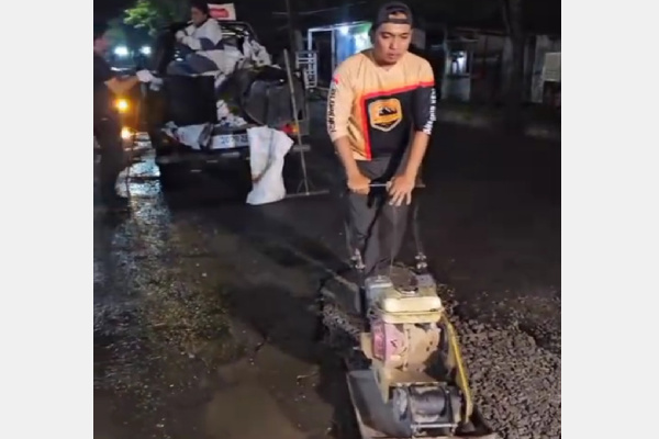 Bondowoso, Obor Rakyat – Lambannya penanganan infrastruktur oleh Pemerintah Kabupaten (Pemkab) Bondowoso menuai kritik terbuka dari warga. Sejumlah komunitas yang tergabung dalam “Mekekar Akherat” bersama elemen masyarakat lainnya mengambil inisiatif memperbaiki jalan berlubang di Jalan Cokroaminoto, Kelurahan Kademangan, Kecamatan Bondowoso, Selasa (3/3/2026) malam.