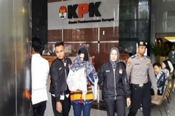 Jakarta, Obor Rakyat – Komisi Pemberantasan Korupsi (KPK) resmi menahan Bupati Pekalongan, Fadia Arafiq, terkait dugaan korupsi pengadaan jasa outsourcing dan sejumlah proyek pengadaan barang dan jasa Tahun Anggaran 2023–2026.