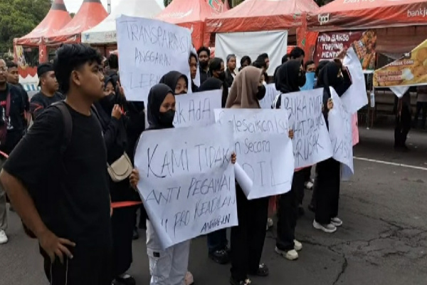 Bondowoso, Obor Rakyat – Puluhan mahasiswa menggelar aksi demonstrasi di depan Kantor Bupati dan DPRD Bondowoso pada Kamis (5/3/2026).