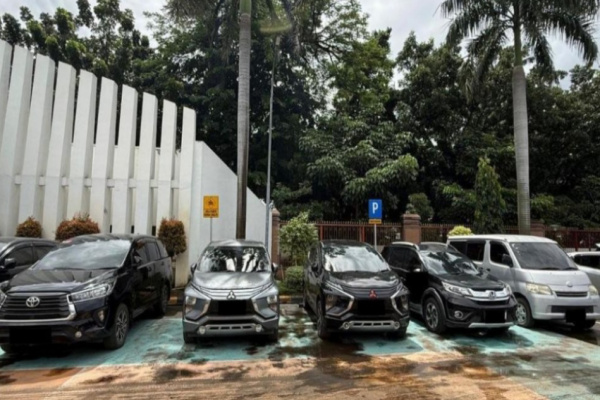 Jakarta, Obor Rakyat – Komisi Pemberantasan Korupsi (KPK) menyita lima unit mobil di kantor pusat Direktorat Jenderal Bea dan Cukai (DJBC), Jakarta, yang diduga dibeli menggunakan uang hasil tindak pidana korupsi terkait kasus suap impor dan cukai.