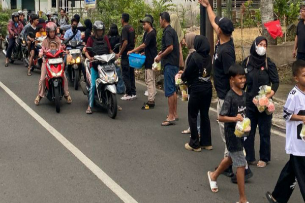 Jember, Obor Rakyat – Semangat berbagi di bulan suci Ramadhan kembali ditunjukkan oleh MAKI (Masyarakat Anti Korupsi Indonesia) Jawa Timur bersama Laskar Jahanam (Jalinan Hati Anak Manusia) Kabupaten Jember melalui kegiatan sosial pembagian takjil kepada masyarakat.