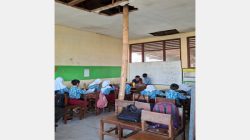 Kelas Disangga Bambu, Siswa SDN Kelabang II Bondowoso Belajar di Bawah Ancaman Atap Ambruk