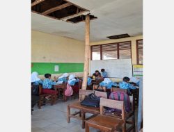 Kelas Disangga Bambu, Siswa SDN Kelabang II Bondowoso Belajar di Bawah Ancaman Atap Ambruk
