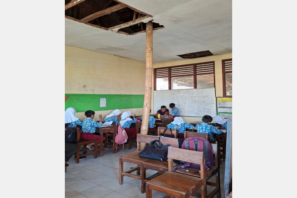 Bondowoso, Obor Rakyat – Kondisi memprihatinkan terjadi di Sekolah Dasar Negeri (SDN) Kelabang II, sebuah sekolah dasar filial di Dusun Sumber Biru, Kecamatan Tegalampel, Kabupaten Bondowoso, Jawa Timur.