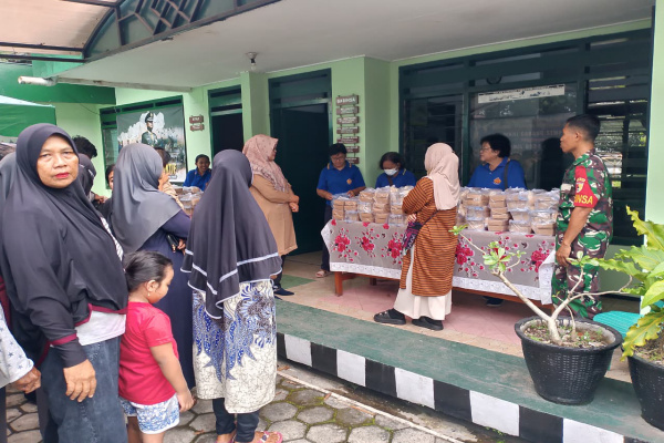 Jember, Obor Rakyat – Koramil 0824/12 Kaliwates, Kabupaten Jember, menggelar kegiatan sosial “Warung Berkah” dengan menyediakan nasi kotak murah bagi masyarakat di sekitar Makoramil yang berada di wilayah Mangli, Kecamatan Kaliwates, Jumat (6/3/2026).