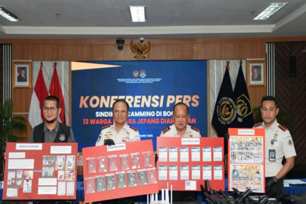 Bogor, Obor Rakyat – Petugas dari Kantor Imigrasi Kelas I Non TPI Bogor mengamankan 13 warga negara asing (WNA) asal Jepang yang diduga terlibat dalam praktik penipuan daring (online scamming).