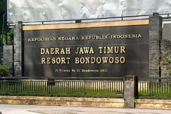 Bondowoso, Obor Rakyat – Seorang ibu rumah tangga (IRT) di Kabupaten Bondowoso melaporkan dugaan ancaman pembakaran rumah yang diterimanya melalui media sosial Facebook ke polisi.