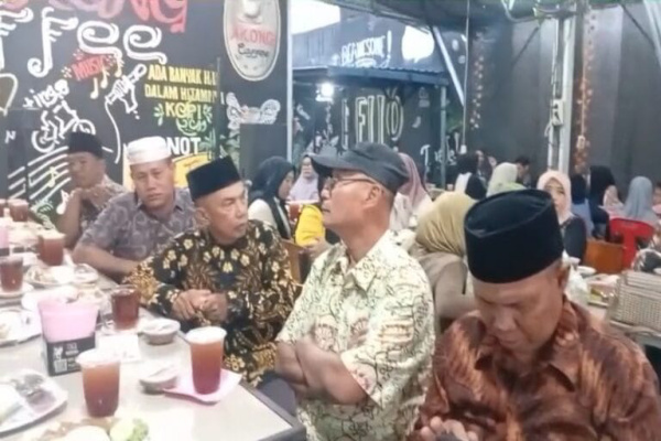 Simalungun, Obor Rakyat - Gerakan Rakyat Kabupaten Simalungun, Provinsi Sumatera Utara menggelar kegiatan buka puasa bersama pengurus dan masyarakat di Cafe Akiong Rambung Merah, Rambung Merah, Kabupaten Simalungun, Sabtu (7/3/2026).