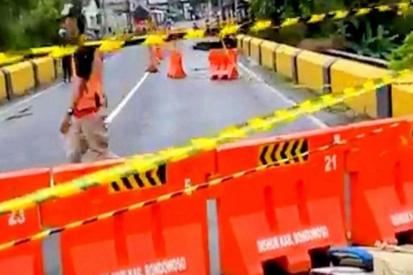 Surabaya, Obor Rakyat – Ambrolnya Jembatan Sentong di Kabupaten Bondowoso yang menghubungkan akses menuju Kabupaten Jember menyebabkan arus lalu lintas di jalur tersebut terputus. Pemerintah Provinsi Jawa Timur melalui Dinas Pekerjaan Umum (PU) Bina Marga memastikan perbaikan jembatan akan dimulai setelah Hari Raya Idul Fitri 2026.