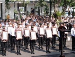 Kapolrestabes Surabaya Apresiasi Anggota Berprestasi Jelang Idul Fitri