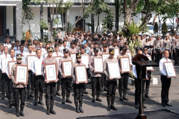 Surabaya, Obor Rakyat – Menjelang perayaan Hari Raya Idul Fitri, Polrestabes Surabaya memberikan penghargaan kepada sejumlah personel yang dinilai menunjukkan dedikasi dan kinerja luar biasa dalam menjaga keamanan masyarakat.