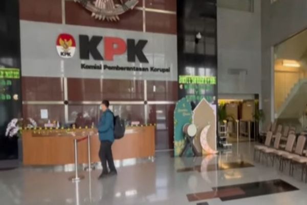 Jakarta, Obor Rakyat – Komisi Pemberantasan Korupsi (KPK) memutuskan melepaskan Wakil Bupati Rejang Lebong, Hendri Praja, setelah sebelumnya ikut diamankan dalam operasi tangkap tangan (OTT) yang menjerat Bupati Rejang Lebong, Muhammad Fikri Thobari.