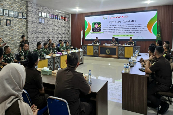 Simalungun, Obor Rakyat – Kepala Kejaksaan Negeri (Kajari) Simalungun menerima kunjungan Asisten Pidana Militer (Aspidmil) Lukas Sambiono dari Kejaksaan Tinggi (Kejati) Sumatera Utara dalam rangka kegiatan bimbingan teknis (bimtek) penanganan perkara koneksitas di wilayah hukum Kejaksaan Negeri Simalungun, Kamis (12/3/2026).