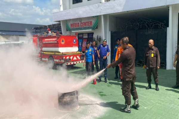 Simalungun, Obor Rakyat – Kejaksaan Negeri (Kejari) Simalungun melakukan pengecekan standarisasi keamanan gudang barang bukti dari potensi bahaya kebakaran sekaligus menggelar simulasi penggunaan Alat Pemadam Api Ringan (APAR), Jumat (13/3/2026).