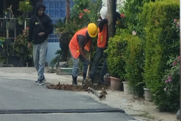 Simalungun, Obor Rakyat – Pengerjaan pemasangan tiang jaringan WiFi yang dilakukan oleh PT Atlantik di Jalan Jambur Raya, Perumnas Batu Anam, Kabupaten Simalungun, Sumatera Utara, diduga tidak memenuhi prosedur operasional standar (SOP) serta belum mengantongi izin resmi dari Pemerintah Kabupaten Simalungun.