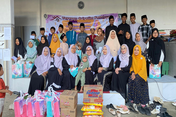 Bondowoso, Obor Rakyat – Dalam rangka meningkatkan kepedulian sosial sekaligus mempererat silaturahmi di bulan suci Ramadhan 1447 Hijriah, Ikatan Istri Karyawan Perhutani (IIK-P) Perum Perhutani KPH Bondowoso menggelar kegiatan Safari Ramadhan dengan menyalurkan bingkisan kepada sejumlah penerima manfaat, Jumat (13/3/2026).