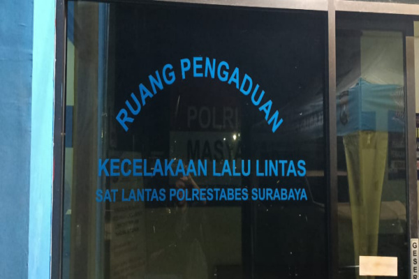 Surabaya, Obor Rakyat – Pelayanan publik di Unit Laka Lantas Polrestabes Surabaya kembali menjadi sorotan. Seorang warga Manukan Wetan, Tandes, mengaku kecewa saat mengurus Surat Keterangan Kecelakaan Lalu Lintas (Suket Lakalantas) karena merasa tidak mendapatkan pelayanan yang maksimal dari petugas yang berjaga.