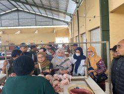 Polres Bondowoso Pantau Harga Bahan Pokok di Pasar Kota Kulon Jelang Idul Fitri