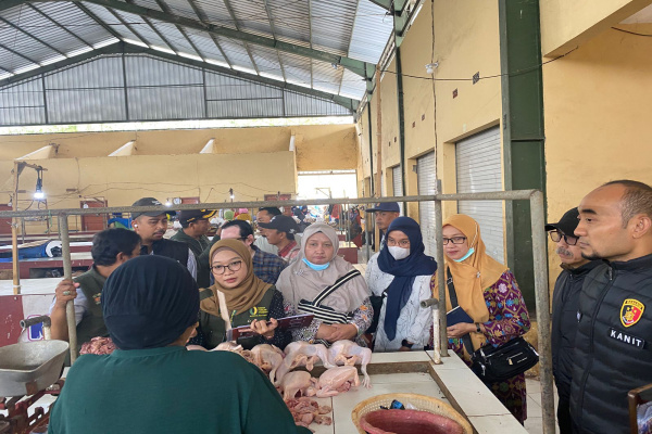 Bondowoso, Obor Rakyat – Aparat kepolisian Resor (Polres) Bondowoso bersama pemerintah daerah melakukan pemantauan harga bahan pokok penting (bapokting) di pasar tradisional menjelang perayaan Idul Fitri.