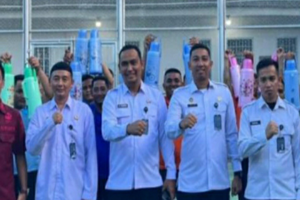Langkat, Obor Rakyat – Kepala Rutan Kelas IIA Tanjung Pura, Kabupaten Langkat, F. Pandia memberikan tali asih kepada warga binaan yang menjalankan ibadah puasa pada bulan Ramadan.