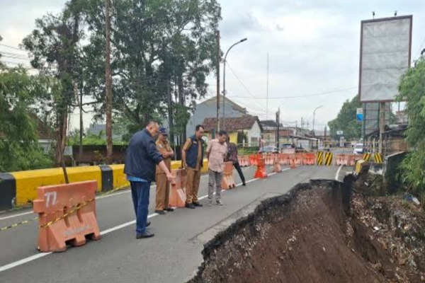 Bondowoso, Obor Rakyat – Ambrolnya Jembatan Sentong di Kabupaten Bondowoso menjadi bukti pahit rapuhnya perhatian pemerintah terhadap infrastruktur vital.