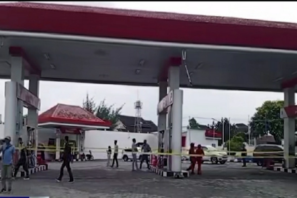 Jember, Obor Rakyat – Aparat kepolisian menyegel sebuah SPBU di kawasan Tegal Besar, Jalan Tengku Umar, Kecamatan Sumbersari, Kabupaten Jember, Sabtu (14/3/2026).