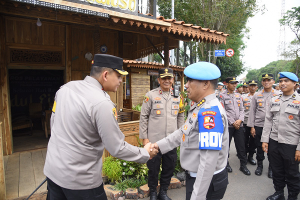 Bondowoso, Obor Rakyat – Komitmen penguatan pengawasan internal di tubuh Kepolisian Negara Republik Indonesia (Polri) kembali ditegaskan melalui kunjungan tim dari Divisi Profesi dan Pengamanan Polri (Divpropam) Mabes Polri ke Pos Pelayanan di wilayah Bondowoso, Minggu (15/3/2026).