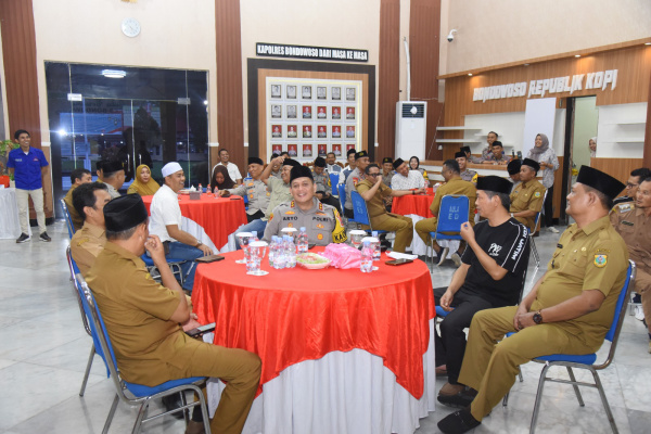 Bondowoso, Obor Rakyat – Momentum Ramadan dimanfaatkan Kepolisian Resor (Polres) Bondowoso untuk mempererat sinergi dengan pemerintah desa melalui kegiatan buka puasa bersama yang digelar bersama Persatuan Kepala Desa Indonesia (PKDI) Kabupaten Bondowoso, Minggu (15/3/2026).