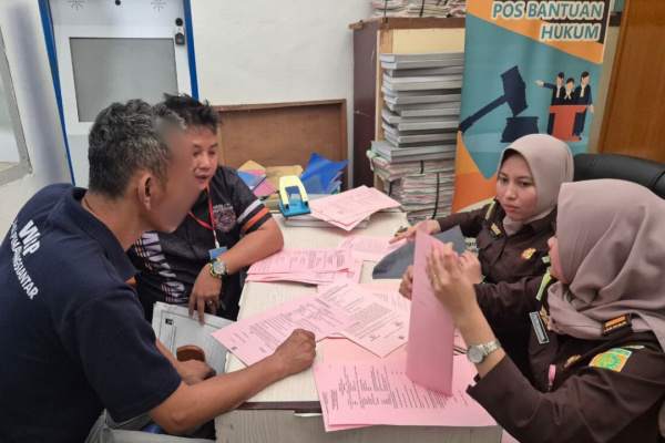 Simalungun, Obor Rakyat – Kejaksaan Negeri (Kejari) Simalungun melalui Bidang Tindak Pidana Khusus resmi menerima penyerahan tersangka dan barang bukti (Tahap II) dalam perkara dugaan tindak pidana korupsi yang melibatkan mantan Ketua BUMNag Unggul Jaya, berinisial JP, Senin (16/3/2026).