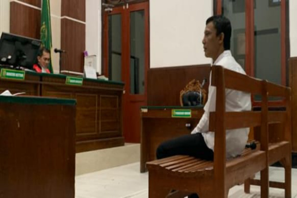 Surabaya, Obor Rakyat – Sidang perkara dugaan peredaran rokok tanpa pita cukai dengan terdakwa Odra Singgi Abrianto mulai bergulir di Pengadilan Negeri (PN) Surabaya.