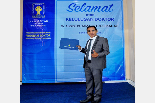Yogyakarta, Obor Rakyat – Putra asal Manggarai, Dr. Aloisius Hama, resmi meraih gelar doktor di bidang Ilmu Ekonomi setelah sukses mempertahankan disertasinya dalam sidang terbuka Program Doktor di Fakultas Bisnis dan Ekonomika Universitas Islam Indonesia (UII) Yogyakarta, Senin (16/3/2026).