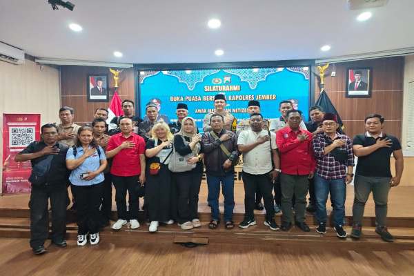 Jember, Obor Rakyat – Dalam upaya mempererat hubungan dengan insan pers serta menjaga situasi keamanan dan ketertiban masyarakat (kamtibmas), Kapolres Jember AKBP Bobby A. Condroputra menggelar kegiatan silaturahmi dan buka puasa bersama awak media dan netizen.