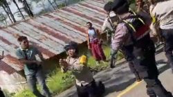 Aksi Humanis Polisi di Manggarai Viral, Bhabinkamtibmas Berlutut Hentikan Konflik Warga di Jalan Trans Flores